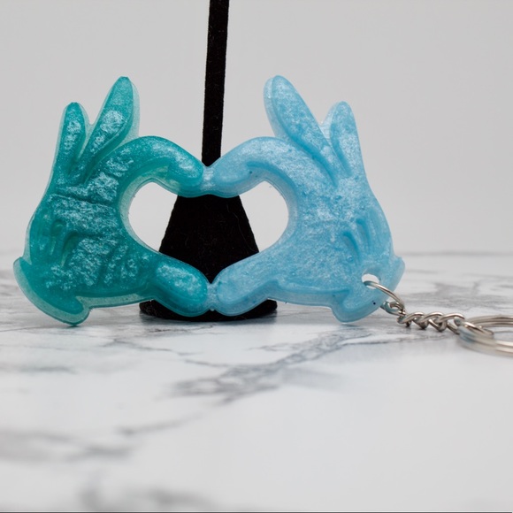 Mickey Mouse Glove Heart Keychain - Picture 5 of 7